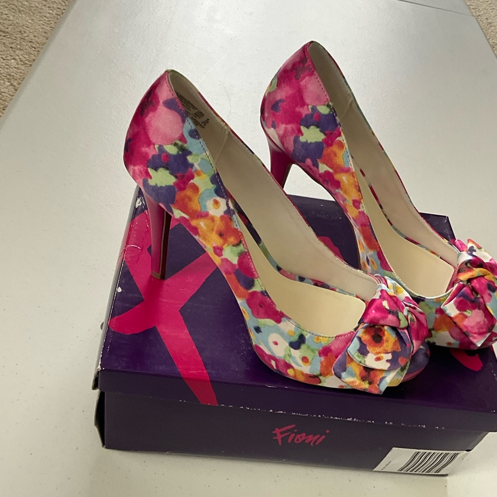 Heels - Picture 2 of 3